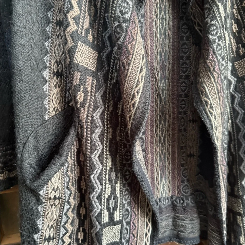 Women's Black and Tan Patterned Sweater - Picture 3 of 4